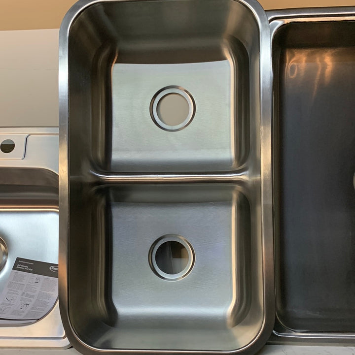 SIGNATURE HARDWARE Calverton 32 x 18 in. Double Bowl Undermount Kitchen SHCAURBA3219 DISPLAY MODEL