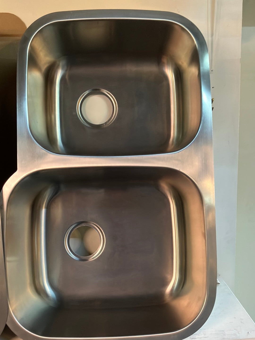 L AND J STAINLESS STEEL UNDERMOUNT SINK X 8.5"     32" X 20.5" DISPLAY MODEL