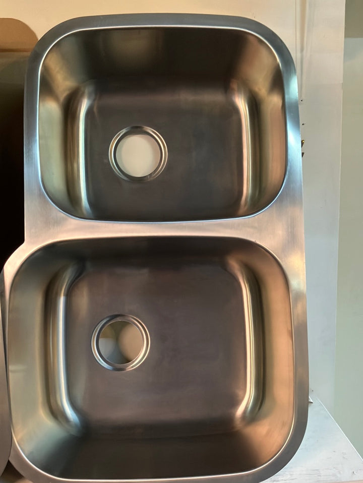L AND J STAINLESS STEEL UNDERMOUNT SINK X 8.5"     32" X 20.5" DISPLAY MODEL