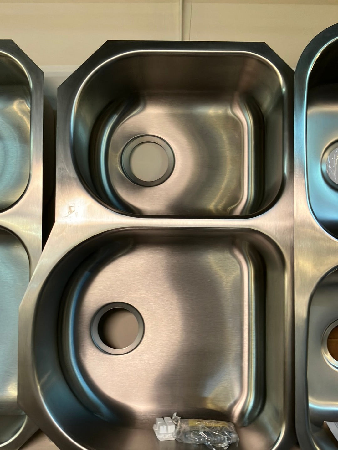 ELKAY DAYTON DXVH3119R SS SINK DISPLAY MODEL