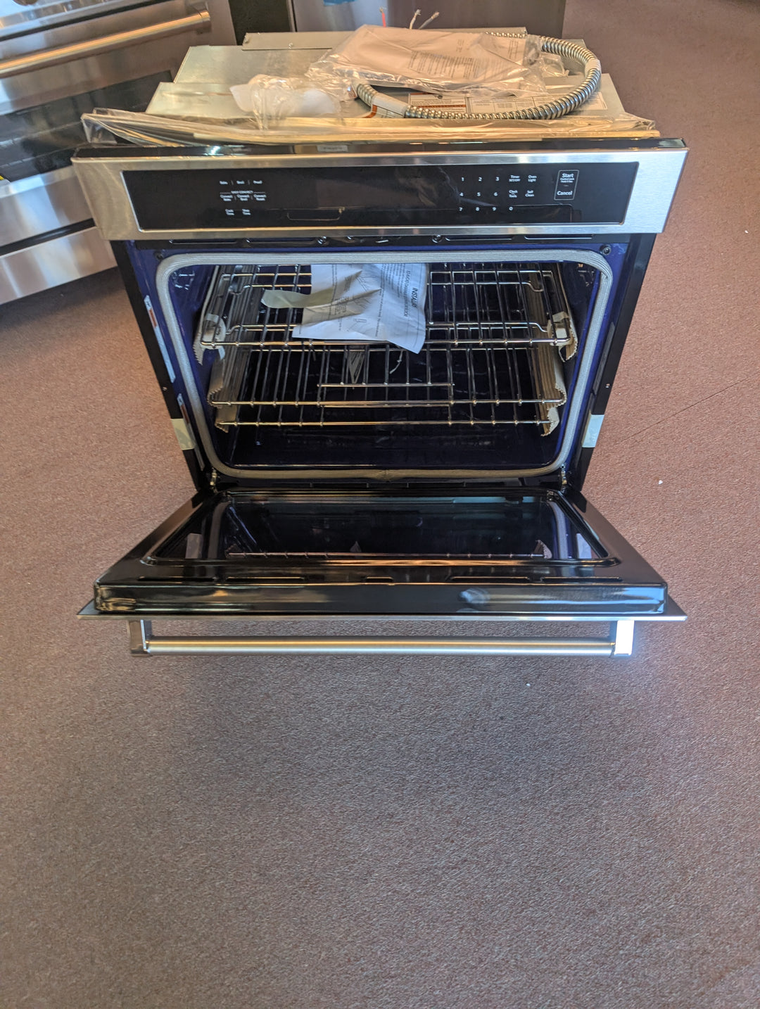 KitchenAid KOSE500ESS
30 Inch Single Convection Electric Wall Oven with 5 cu. ft. Capacity *NEW DISPLAY *BLEMISHED