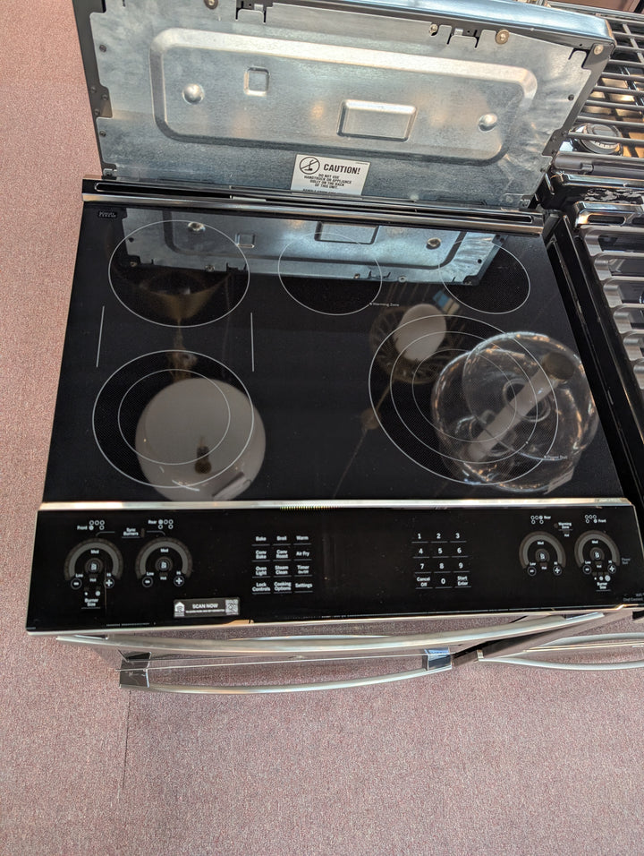 GE Profile PSS93YPFS
30 Inch Slide-In Smart Electric Range with 4 Radiant Heating Elements *NEW DISPLAY