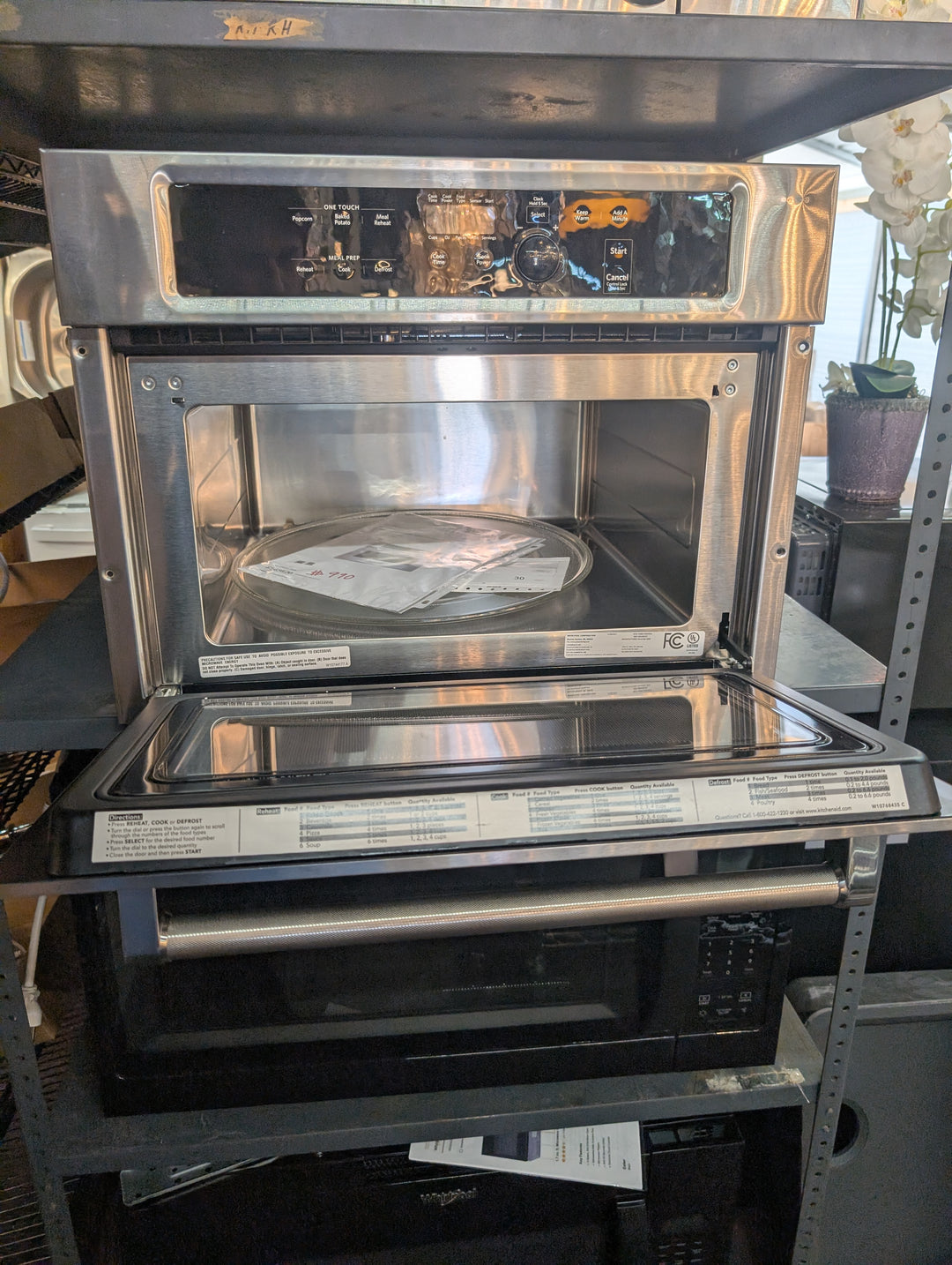 KitchenAid KMBS104ESS
24 Inch Built-In Microwave Oven with 1.4 cu. ft. Capacity *NEW DISPLAY