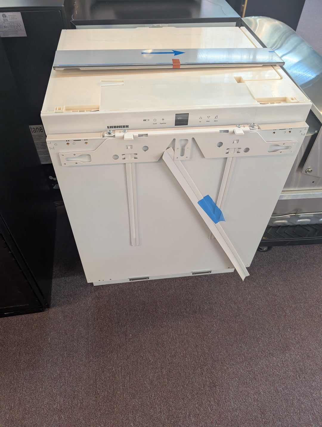 Liebherr UPR513
24 Inch Panel Ready Undercounter Pull-Out Refrigerator with Vegetable Bin *NEW DISPLAY