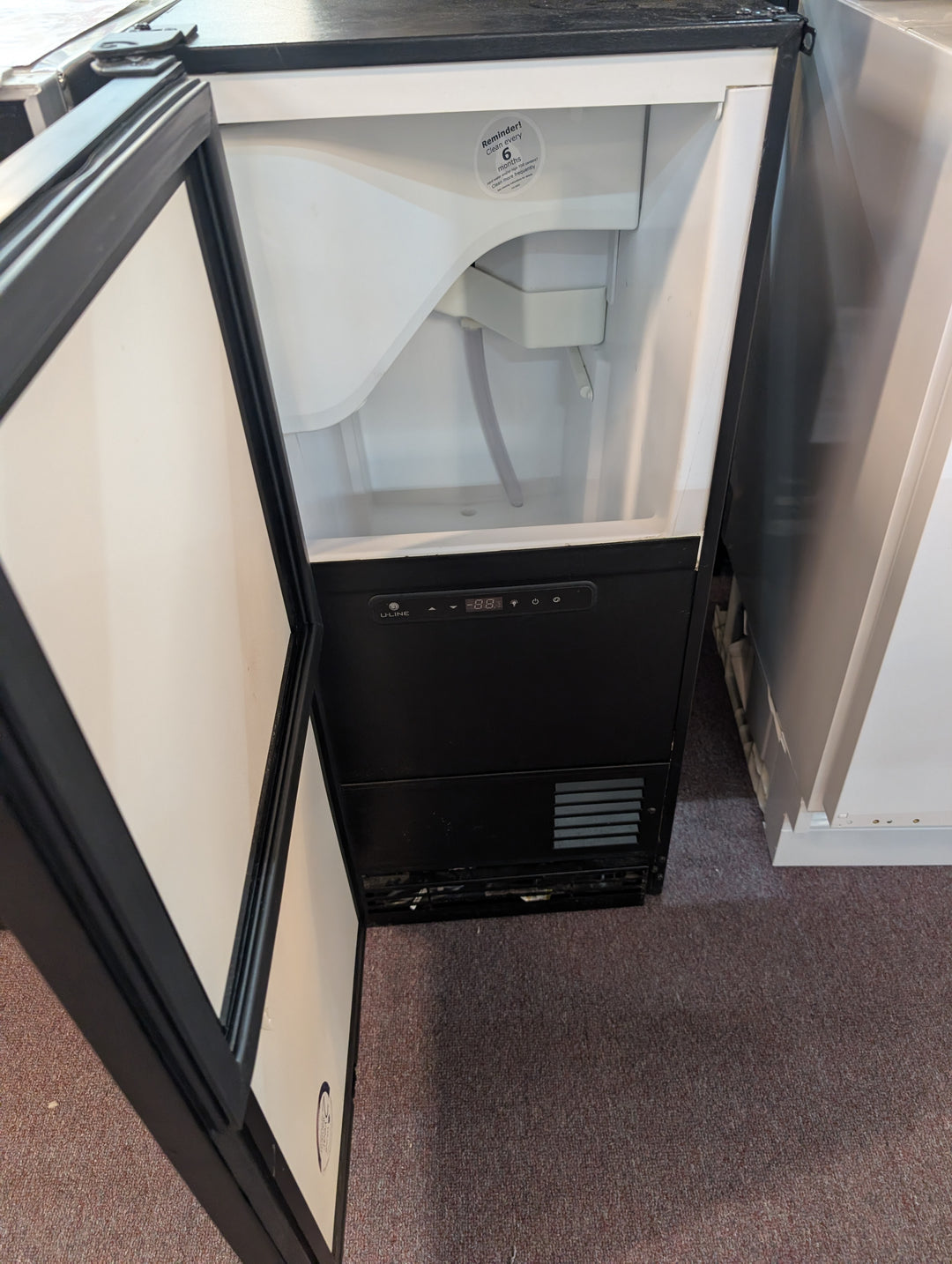 U-Line UHCP115IS01A
15 Inch Clear Cube Ice Maker with 55 lbs Daily Production, 25lbs Storage Capacity, Digital Touchpad Control, Cleaning Indicator *NEW DISPLAY