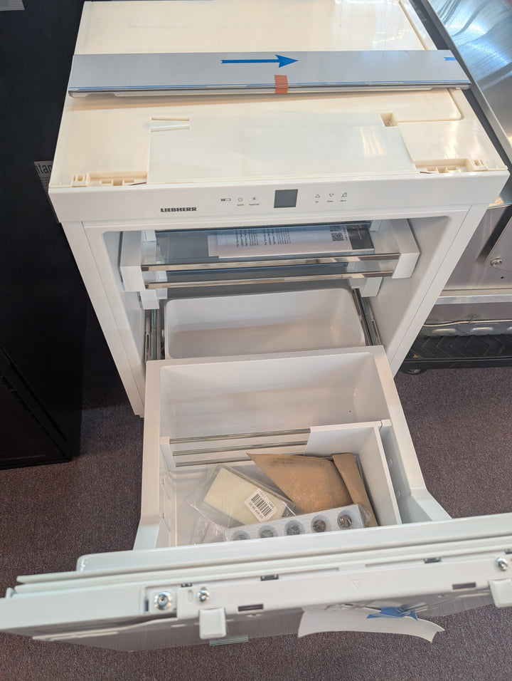 Liebherr UPR513
24 Inch Panel Ready Undercounter Pull-Out Refrigerator with Vegetable Bin *NEW DISPLAY