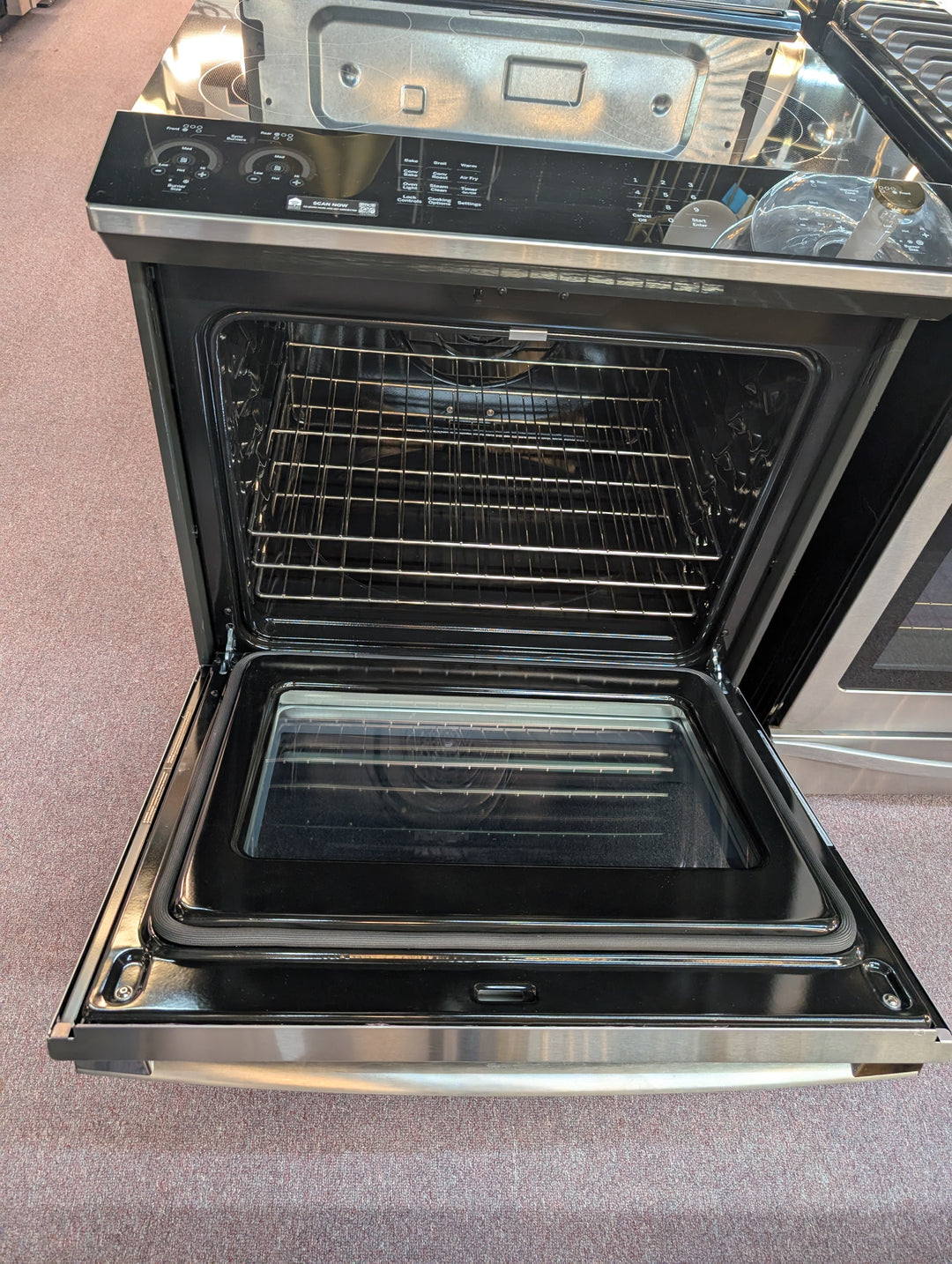 GE Profile PSS93YPFS
30 Inch Slide-In Smart Electric Range with 4 Radiant Heating Elements *NEW DISPLAY