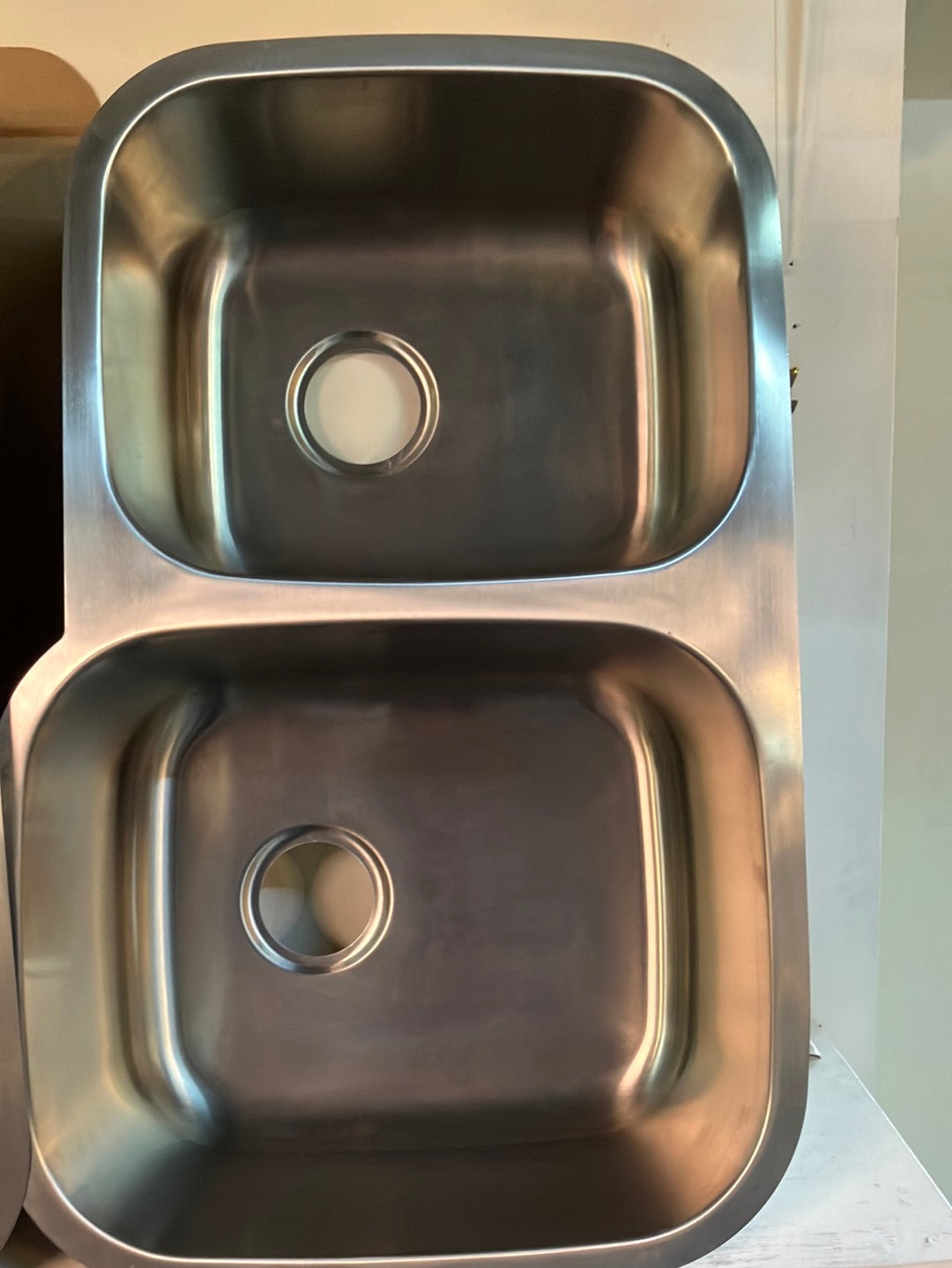 L AND J STAINLESS STEEL UNDERMOUNT SINK X 8.5"     32" X 20.5"