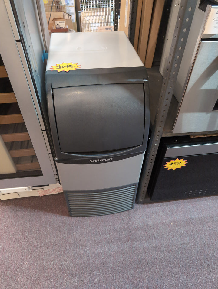 Scotsman CU0715MA-1 Undercounter Ice Maker With Bin, cube style *New Display