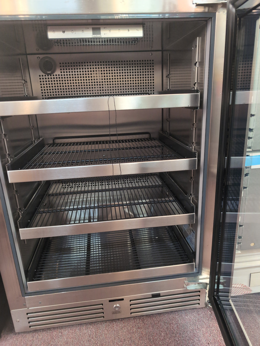 Landmark L3124UI1BSGRH 24 Inch Wide 154 Can Capacity Beverage Cooler *Display Model