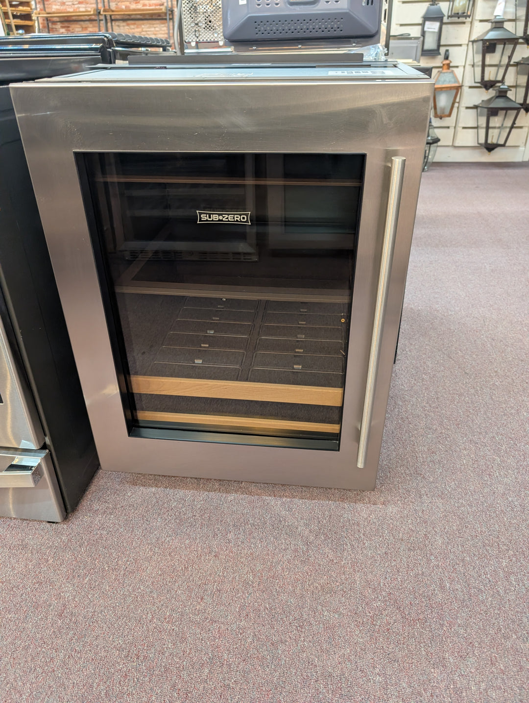 Sub-Zero Designer Series DEU2450BGL
24 Inch Panel-Ready Built-In Under Counter Smart Beverage *DISPLAY